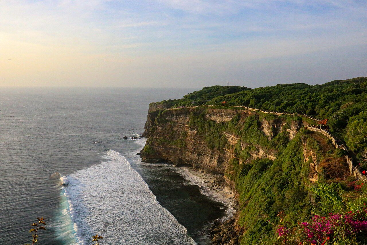 Uluwatu cliffs, Bali · illustrative photograph · Photo: Emma THERY, CC BY-SA 4.0, via Wikimedia Commons