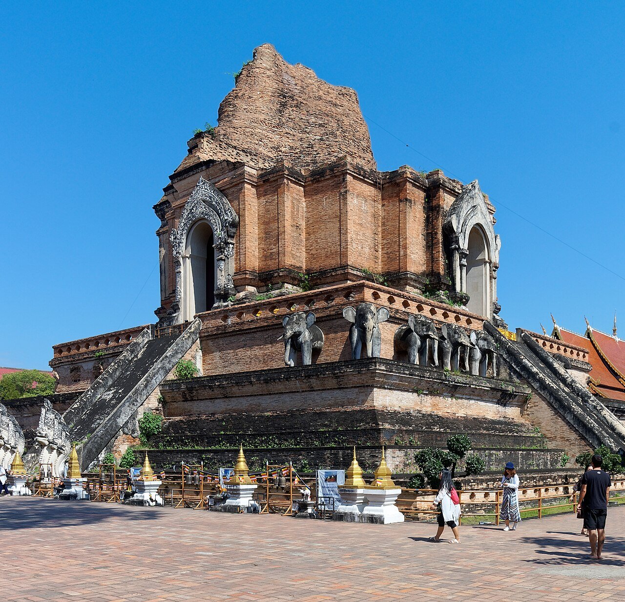 Wat Chedi Luang, Chiang Mai · illustrative photograph, not a hotel image · Photo: Jakub Hałun, CC BY-SA 4.0, via Wikimedia Commons