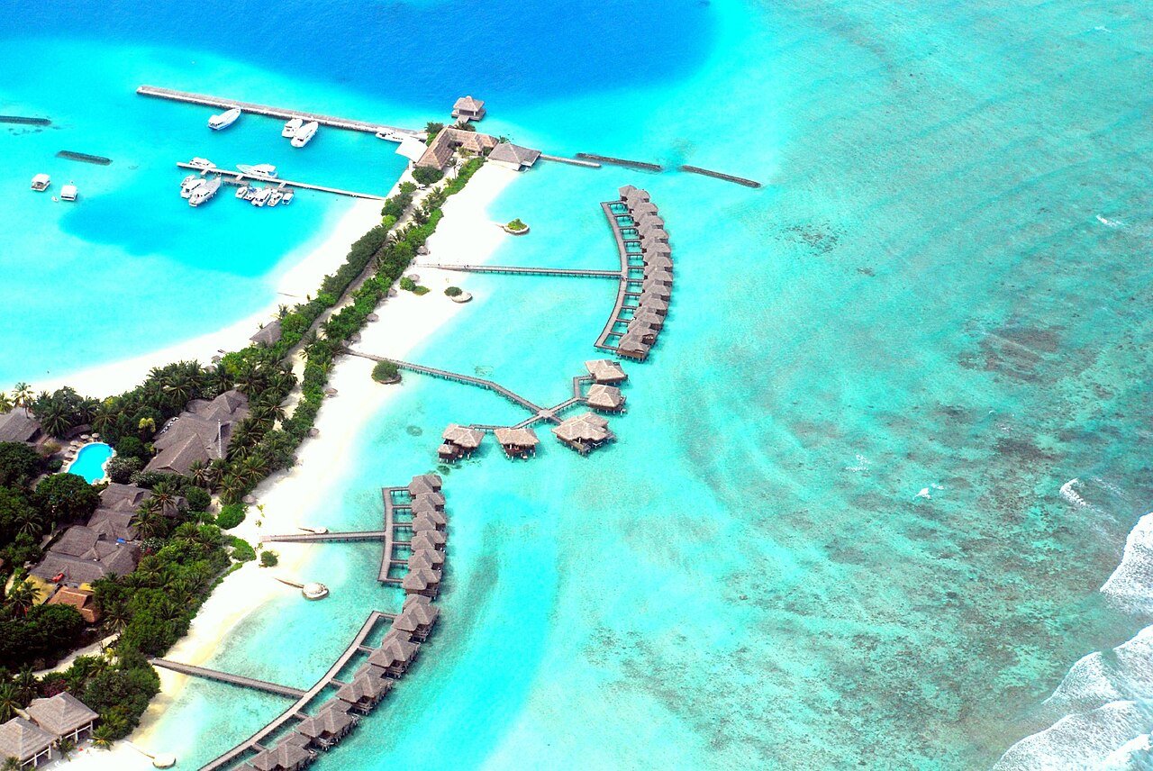 Water villas in the Maldives · illustrative photograph · Photo: Nattu from Male', Maldives, CC BY 2.0, via Wikimedia Commons