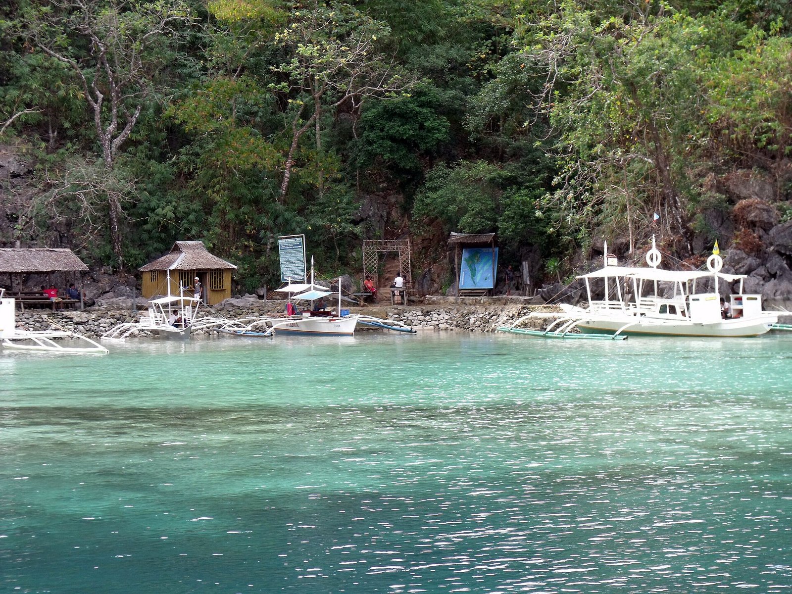 Pier of Kayangan Lake, Coron, Palawan - panoramio — André Héroux, CC BY 3.0, via Wikimedia Commons