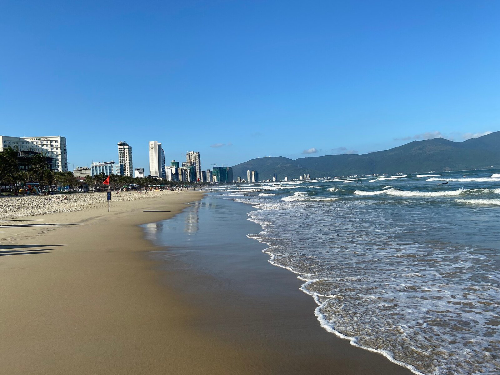 Da Nang china Beach 2020 IMG 4009 — Kuroczynski, CC BY-SA 4.0, via Wikimedia Commons
