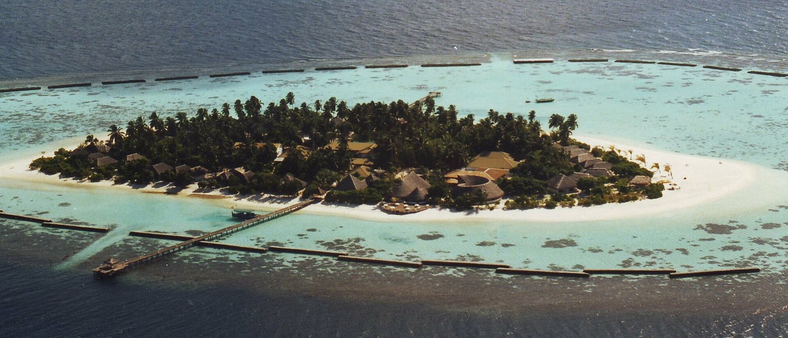 Maldives hotel resort Vakarufalhi (cropped) — Civvi, CC BY-SA 3.0, via Wikimedia Commons