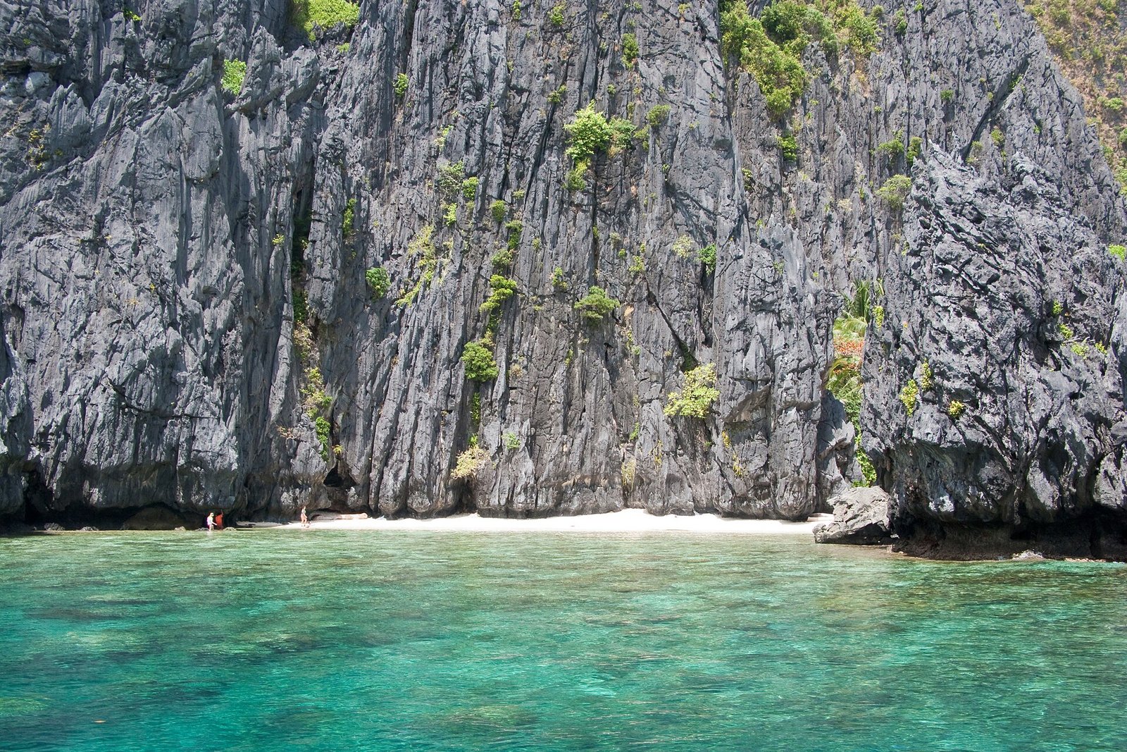 El Nido Bay, Island lagoon, Palawan, Philippines — Vyacheslav Argenberg, CC BY 4.0, via Wikimedia Commons