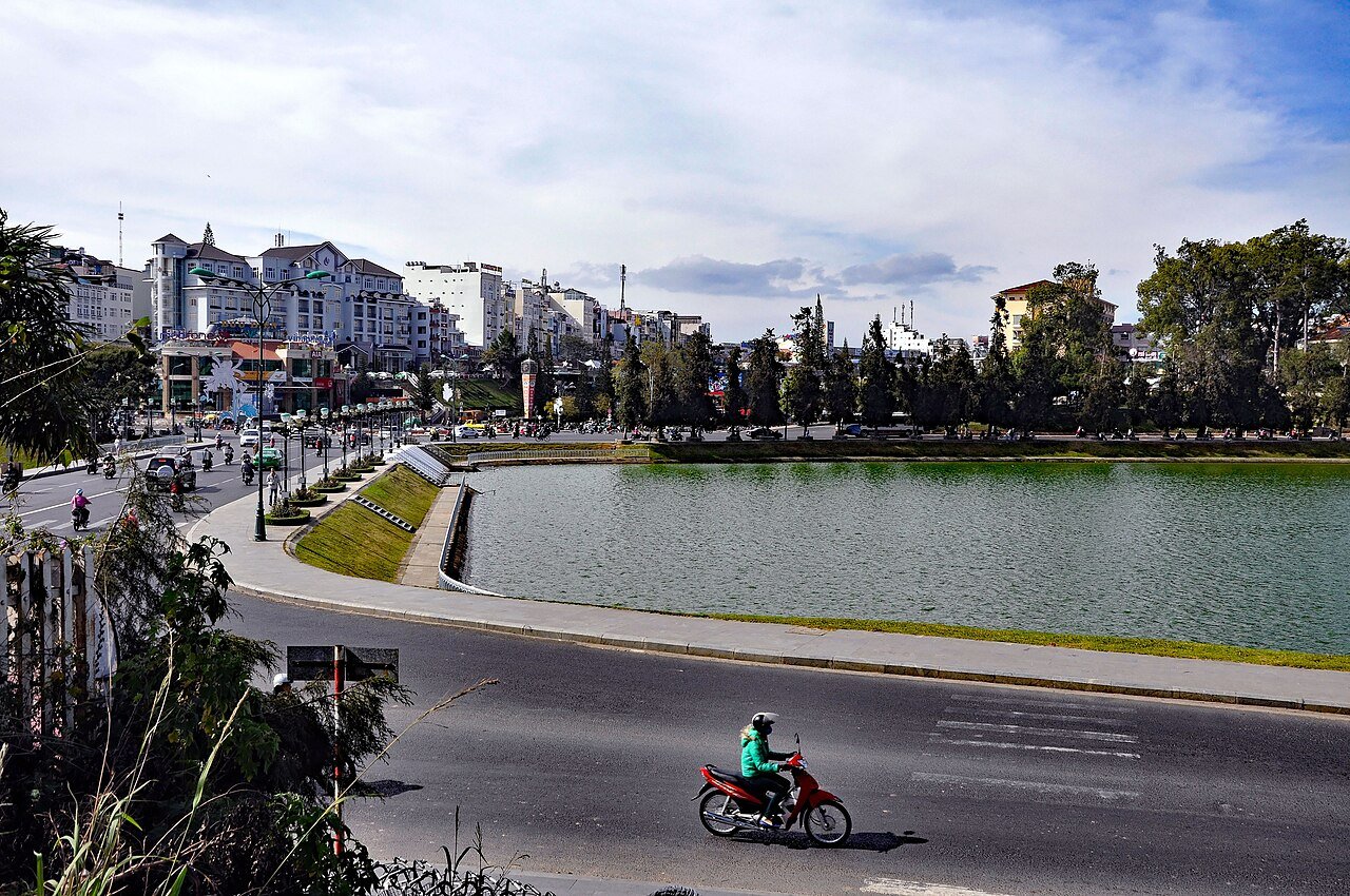 Xuan Huong Lake, Da Lat · illustrative photograph · Photo: P. Hughes, CC BY 4.0, via Wikimedia Commons